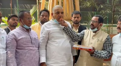 Bihar : विधानसभा में हुआ राजद-भाजपा का लड्डू संग्राम, पटना के MLA का फटा कुर्ता