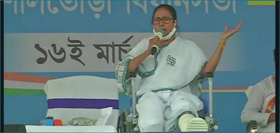 Mamata Banerjee at rally: 'Bengal is not being given corona vaccine'