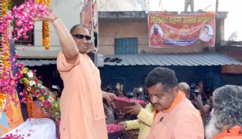 CM Yogi played Holi fiercely, himself shared his video