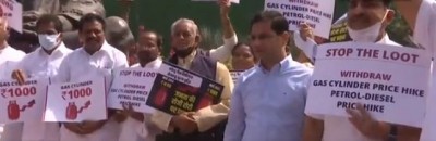 LPG और पेट्रोल-डीजल के दाम बढ़ने पर भड़के कांग्रेस सांसद, कर रहे विरोध प्रदर्शन