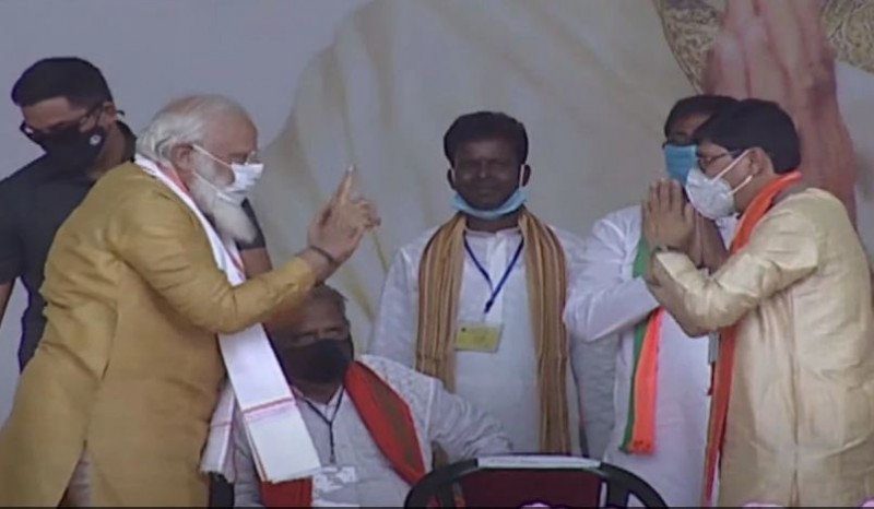 When PM Modi touched feet of a BJP worker on stage, video went viral