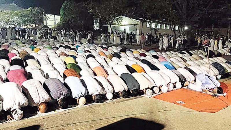 Corona: Government issues order, Ban on offering prayers in mosques
