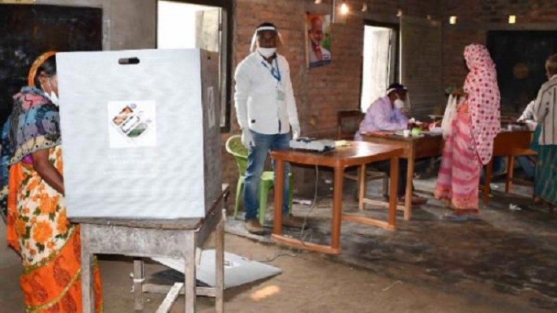 बंगाल चुनाव: 4 मिनट में 8 फीसद कैसे घट गया वोटिंग प्रतिशत ? चुनाव आयोग पहुंची TMC