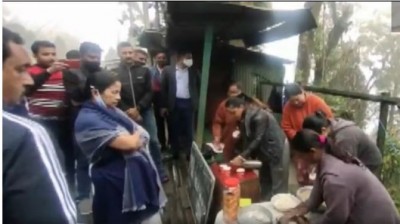 Mamta Banerjee seen in new avatar, momos made on the road while going for morning walk, Video Viral