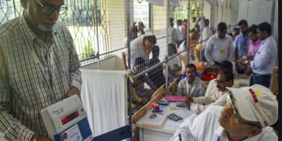 UP पंचायत चुनाव रिजल्ट: 824 केंद्रों पर शुरू हुई काउंटिंग, बाहर जुटने लगे अभिकर्ता और प्रत्याशी