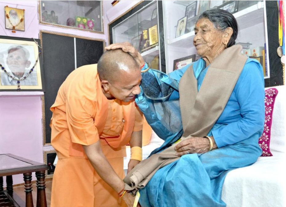 'Mother's blessings, Guru was given Dakshina', after 28 years like this, CM Yogi's night passed in the ancestral house