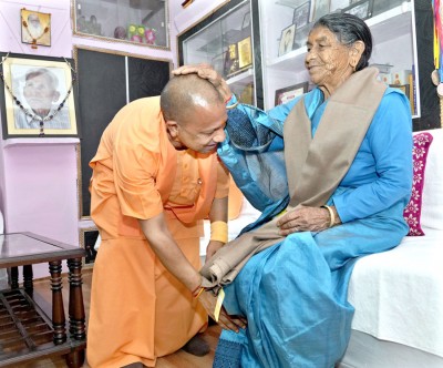 CM Yogi bid farewell to his mother after spending 2 nights at home