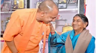 Munawwar Rana, who talked about leaving UP, shared the picture of Yogi and his mother, wrote emotional poetry