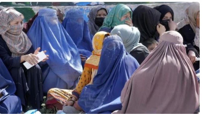 तालिबानी शासकों का नया फरमान- 'महिलाएं सिर से लेकर पैर तक ढक कर रखें'
