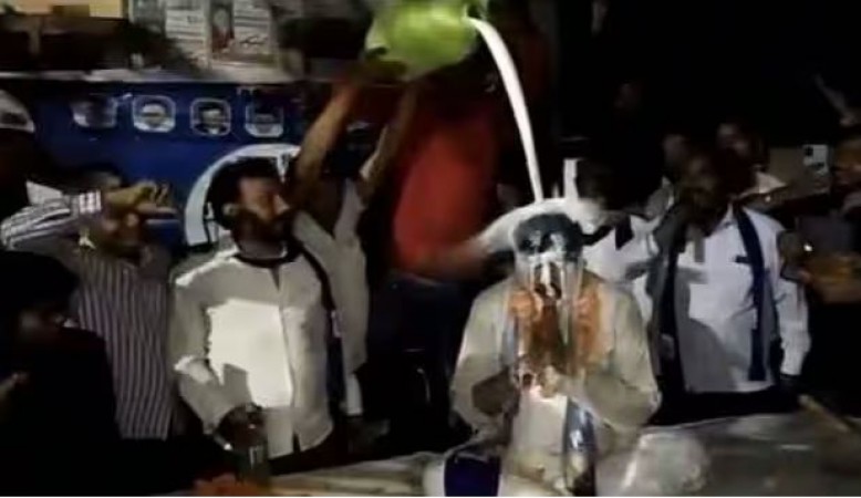 Anil Kapoor of 'Nayak' film became BSP candidate, supporters bathed with milk in the middle of the road