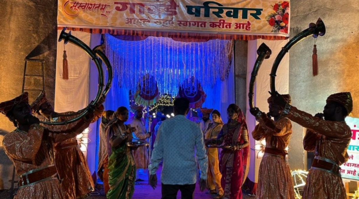 This minister became a bridegroom at the age of 68, son, daughter and son-in-law danced as a procession