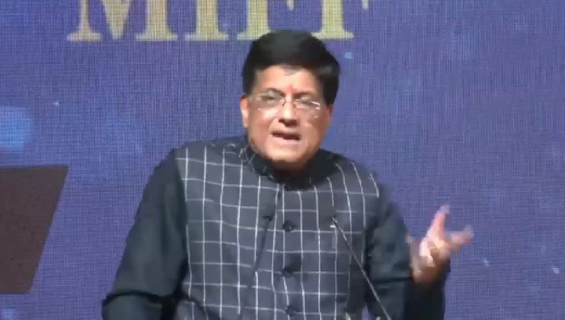 Piyush Goyal remembers Lata Didi's famous song, gets emotional on stage