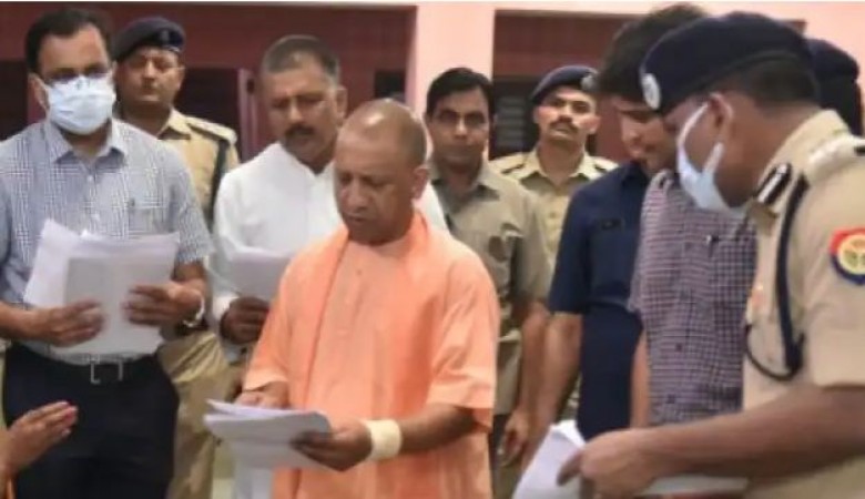 CM Yogi listens to the problems of 800 complainants in Janata Darshan, reprimands officials