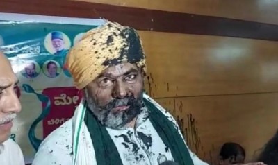 Ink thrown at Rakesh Tikait during press conference, farmer leaders fought among themselves