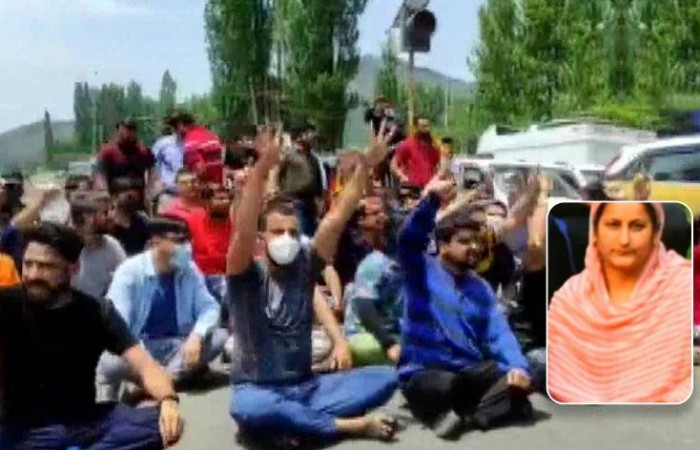 कश्मीर में हिन्दू टीचर की हत्या के बाद सड़कों पर उतरे लोग,  इस्लामी आतंकियों ने मारी थी गोली