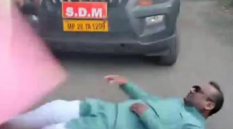 Congress MLAs lie down in front of SDM's car, know the whole matter