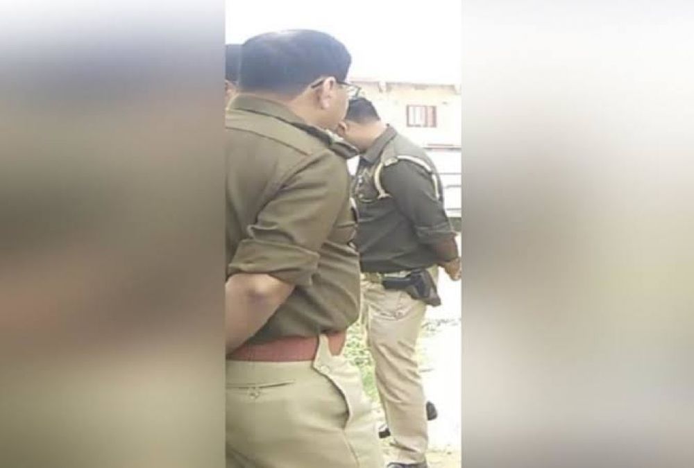 Two policemen taught a lesson of respect; Know here!