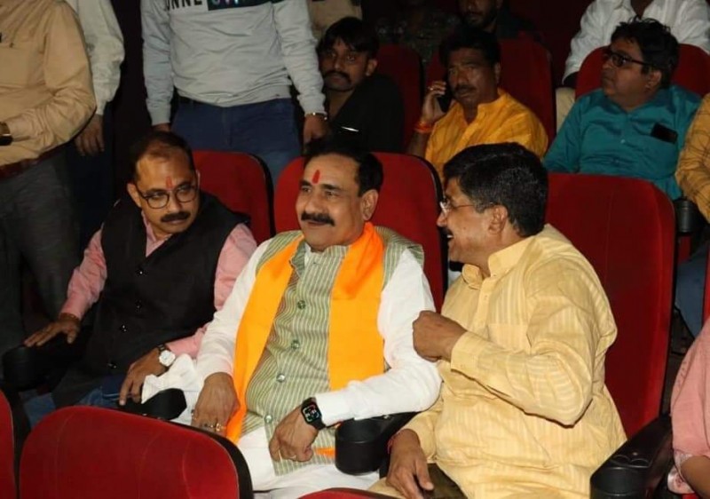 गृहमंत्री नरोत्तम मिश्रा ने पत्रकारों के साथ देखी फिल्म 