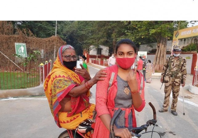 बिहार चुनाव: दादी को साइकिल पर लेकर पहली बार मतदान करने पहुंची प्रियंका
