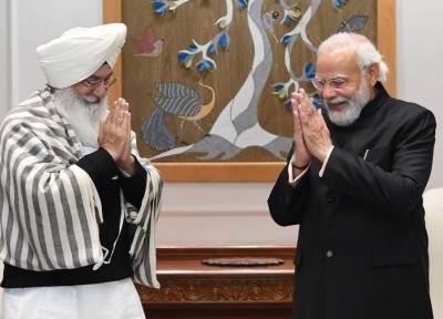 Why is PM meeting Radha Soami Satsang Dera chief Gurinder Dhillon before going to Himachal?