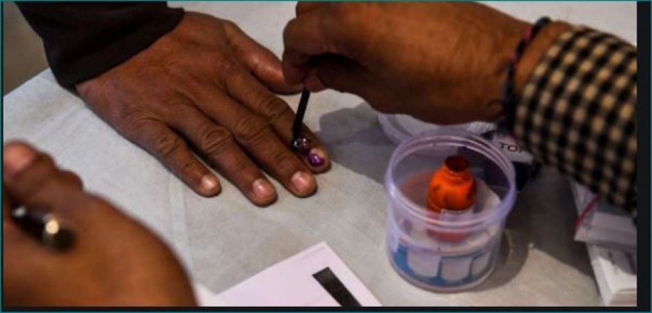 बिहार चुनाव: आज अंतिम चरण की वोटिंग जारी, मतदान केंद्र हुए सैनिटाइज