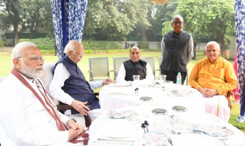 Modi and Rajnath reach Advani Ji's house to wish the senior leader
