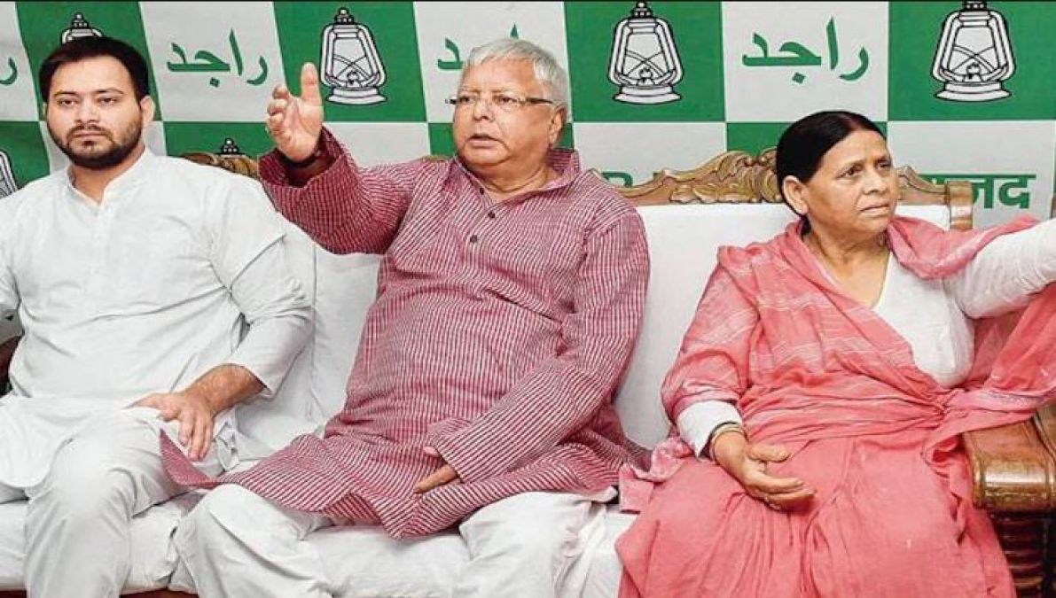 Tejashwi celebrated his birthday in Delhi with parents, Lalu's special note for him