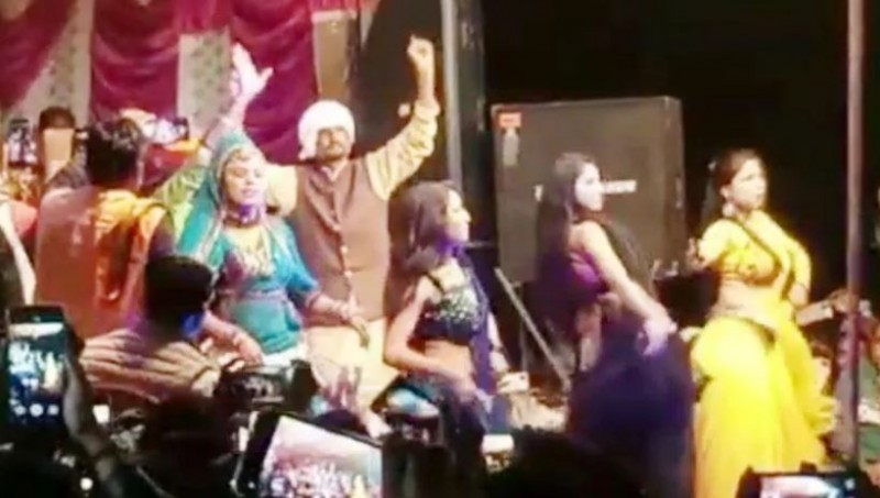 Congress leader dances fiercely with women dancers, see this video