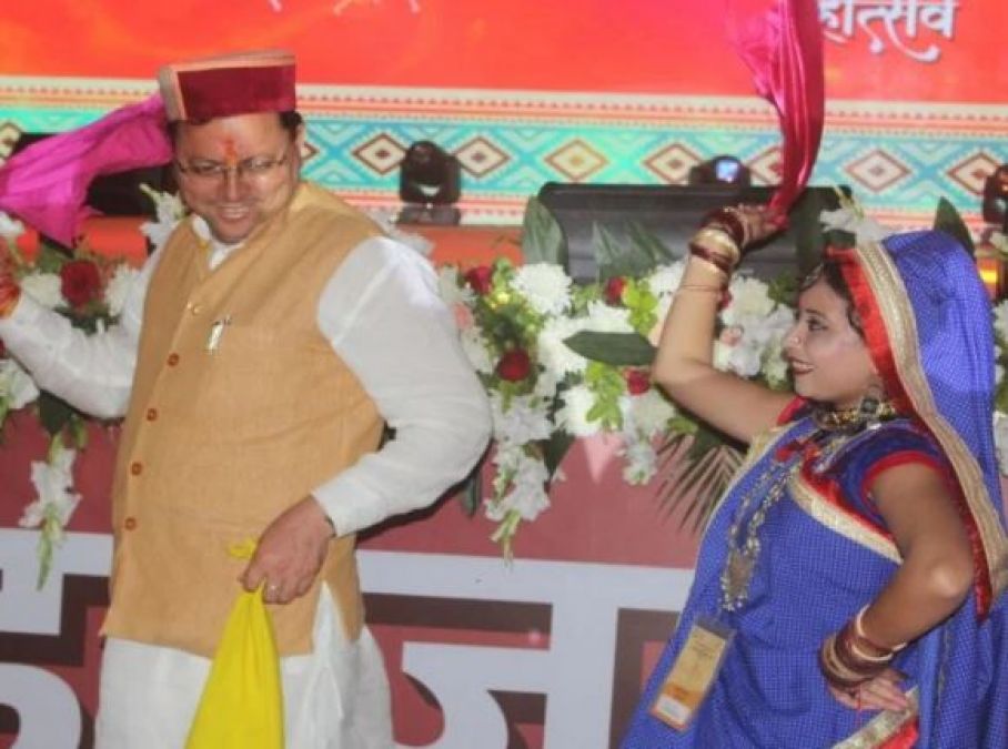 Cm can't stop himself as soon as folk songs are played, dances with artists
