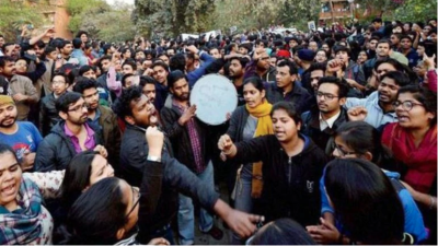 विद्यार्थियों के प्रदर्शन के आगे झुका JNU प्रशासन, वापस लिया फीस बढ़ाने का फैसला