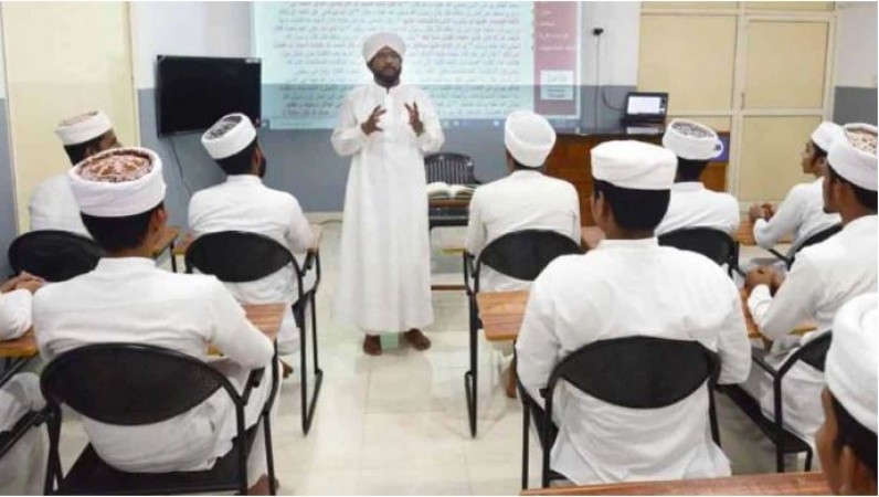 शरिया कॉलेज में मुस्लिम छात्रों को सिखाई जा रही संस्कृत, यूजर्स बोले- 'पढ़ भी रहे हैं या नौटंकी'