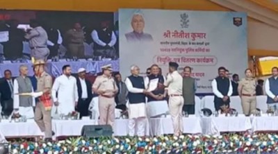 CM Nitish Kumar hands over appointment letters to 10k policemen
