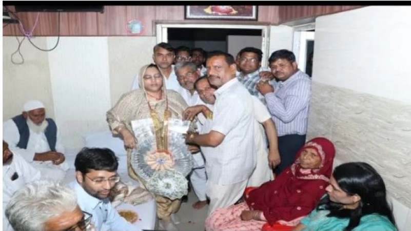 Congress minister Zahida Khan wore a garland of notes worth 51k