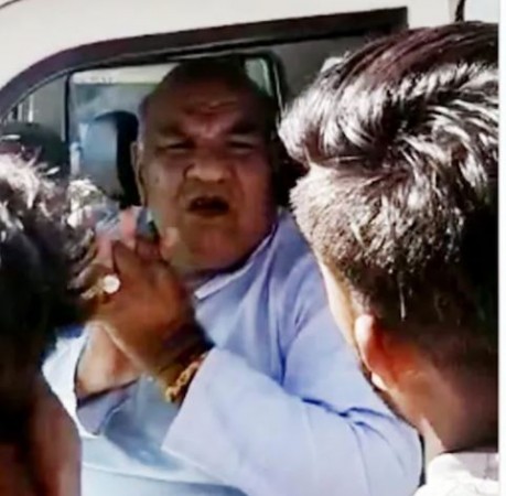'Give my Rs 30k dues Sir!' said Chaiwala to the MLA in the middle of the road