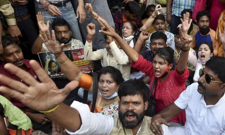 बंगाल पुलिस ने भाजपा कार्यकर्ताओं पर जमकर भांजी लाठियां, जाम की थी सड़क