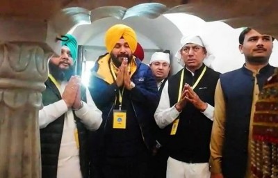 Sidhu's PAK love flashed as soon as he stepped into Pakistan