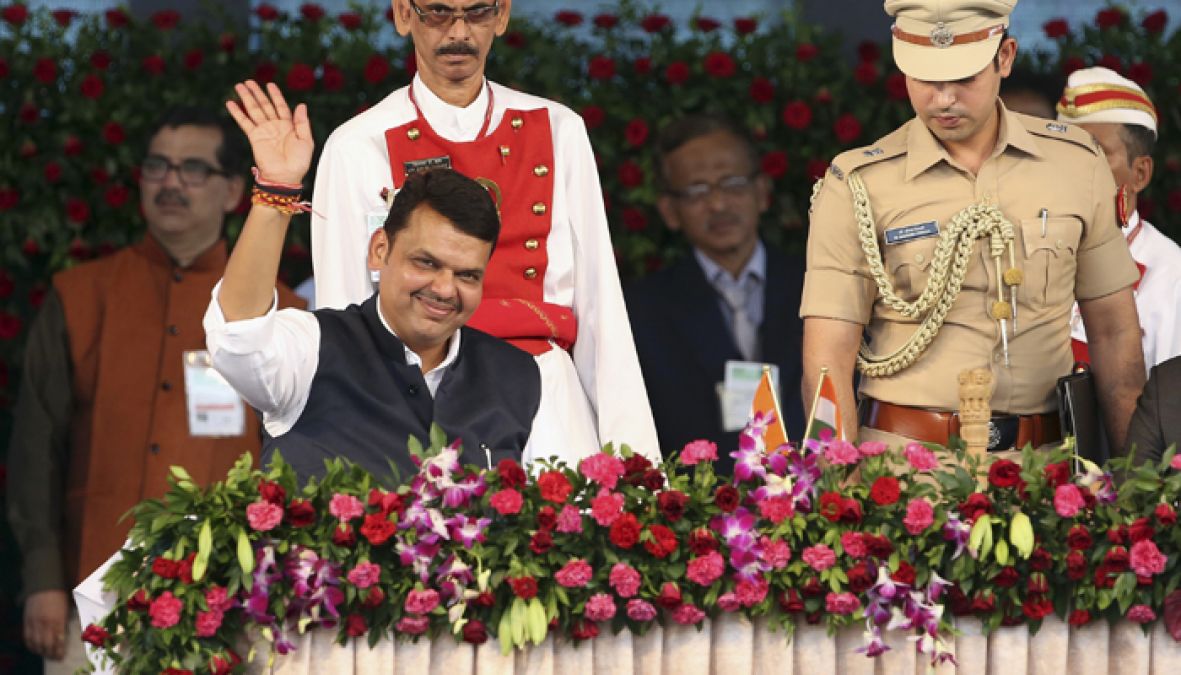 महाराष्ट्र की राजनीति में बड़ा उलटफेर, ना उद्धव ना पवार, दोबारा सीएम बने फडणवीस