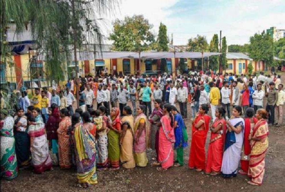 पश्चिम बंगाल उपचुनाव: तीन विधानसभा सीटों पर वोटिंग जारी, भाजपा-टीएमसी में कड़ी टक्कर