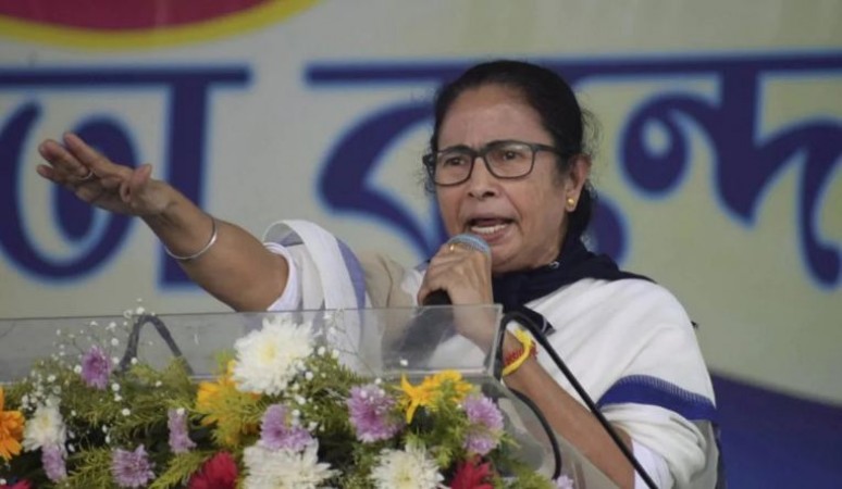 बंगाल में ममता और गवर्नर धनखड़ के बीच घमासान, TMC ने की राज्यपाल को पद से हटाने की मांग