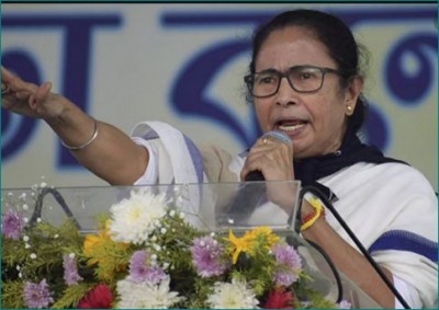 Mamata Banerjee leading with 26,000 votes, Akhilesh Yadav congratulated