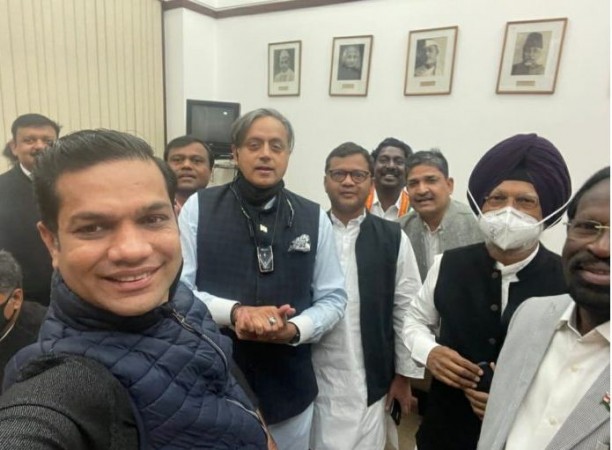Congress MP Tharoor now posts photo with male MPs