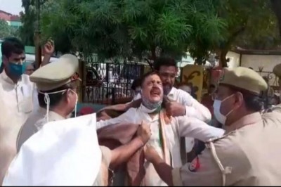 SP-Congressmen clash over Gandhi statue, district president attempts self-immolation