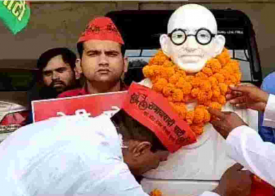 UP: Video of SP leader crying over Bapu's statue going viral