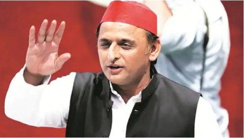 After Priyanka, Akhilesh also in police custody, SP workers gheraoed police jeep