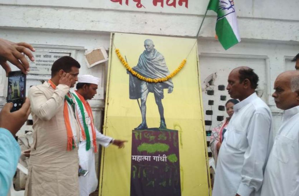 Madhya Pradesh: Mahatma Gandhi's ashes stolen from Bapu Bhavan, 'National traitor' written on the photo