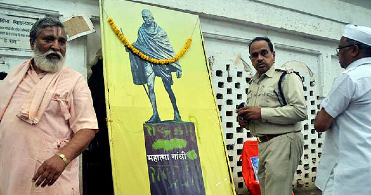Madhya Pradesh: Mahatma Gandhi's ashes stolen from Bapu Bhavan, 'National traitor' written on the photo