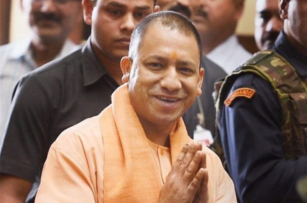 CM Yogi flags off Tejas, will take you from Delhi to Lucknow in just 6 hours!