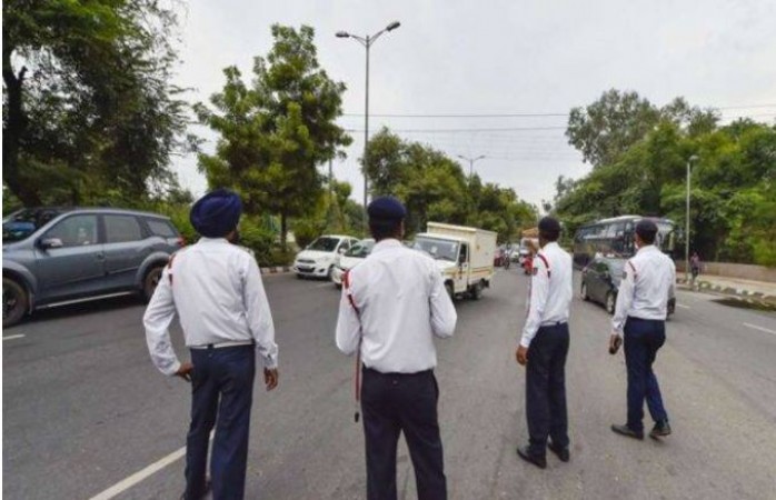 कोरोना: नियम तोड़ने वालों ने भरा दिल्ली सरकार का खज़ाना, पुलिस ने काटे 20 करोड़ के चालान