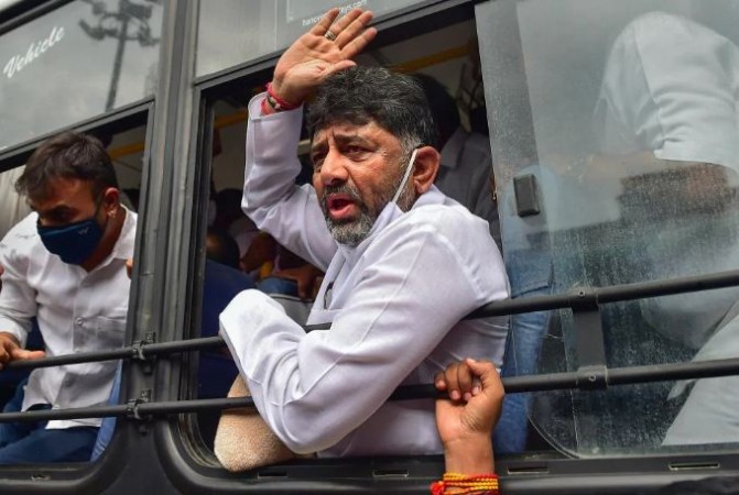 शिवकुमार के घर CBI ने मारे छापे, कांग्रेस बोली- उपचुनाव के चलते भाजपा ने लिया एक्शन