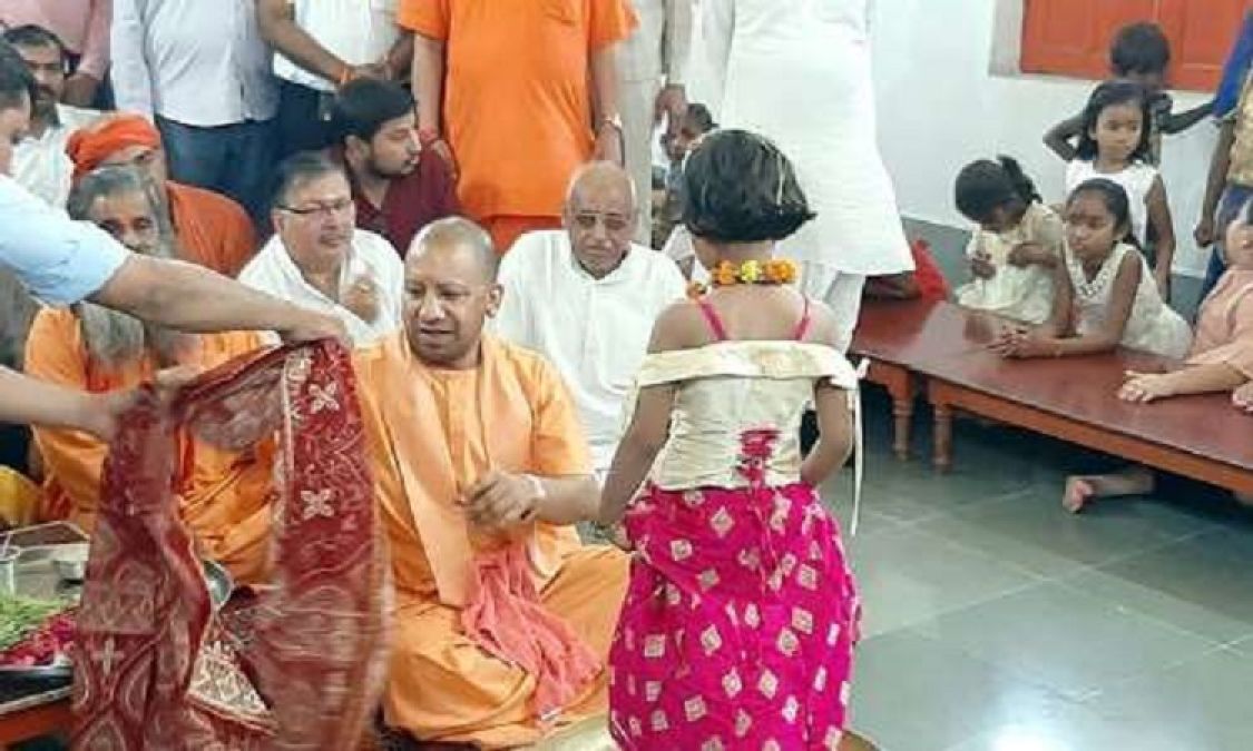 CM Yogi reaches Gorakhnath temple and performs 'Kanya-Pujan'